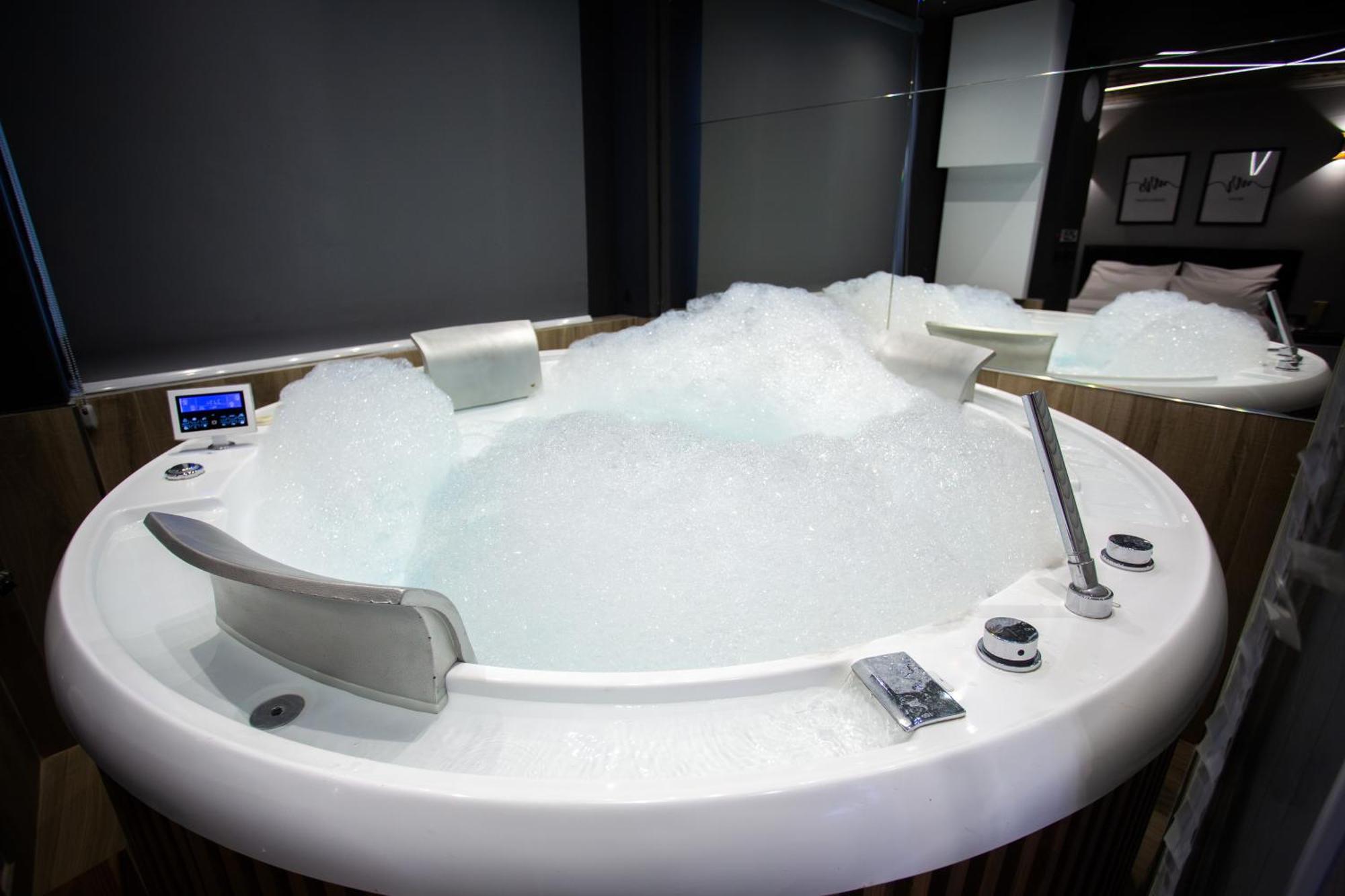 The Bubbles - Jacuzzi Hotel 티라나 외부 사진